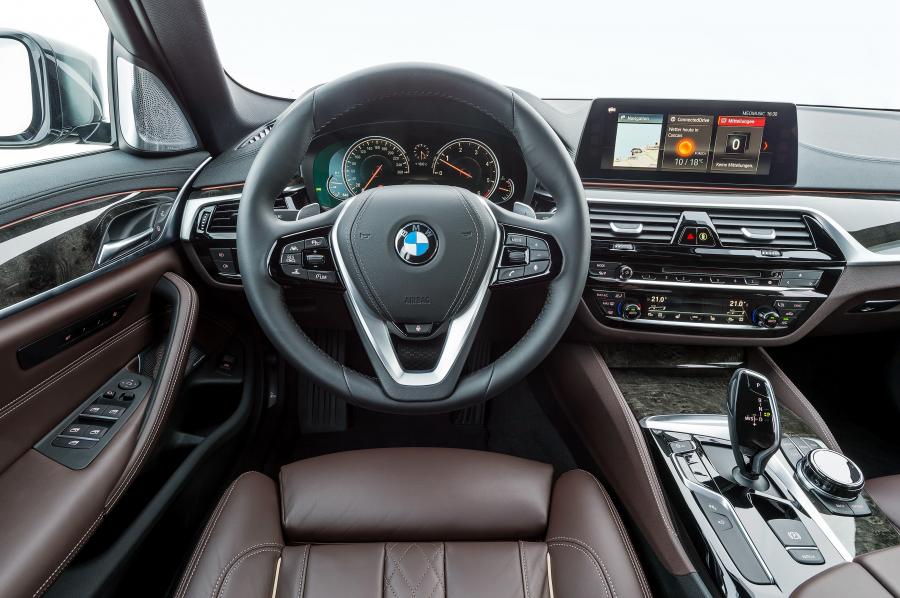 Панель приборов BMW 530d xDrive Sedan Luxury Line 2017 года  (WW) (фото 5 из 61)
